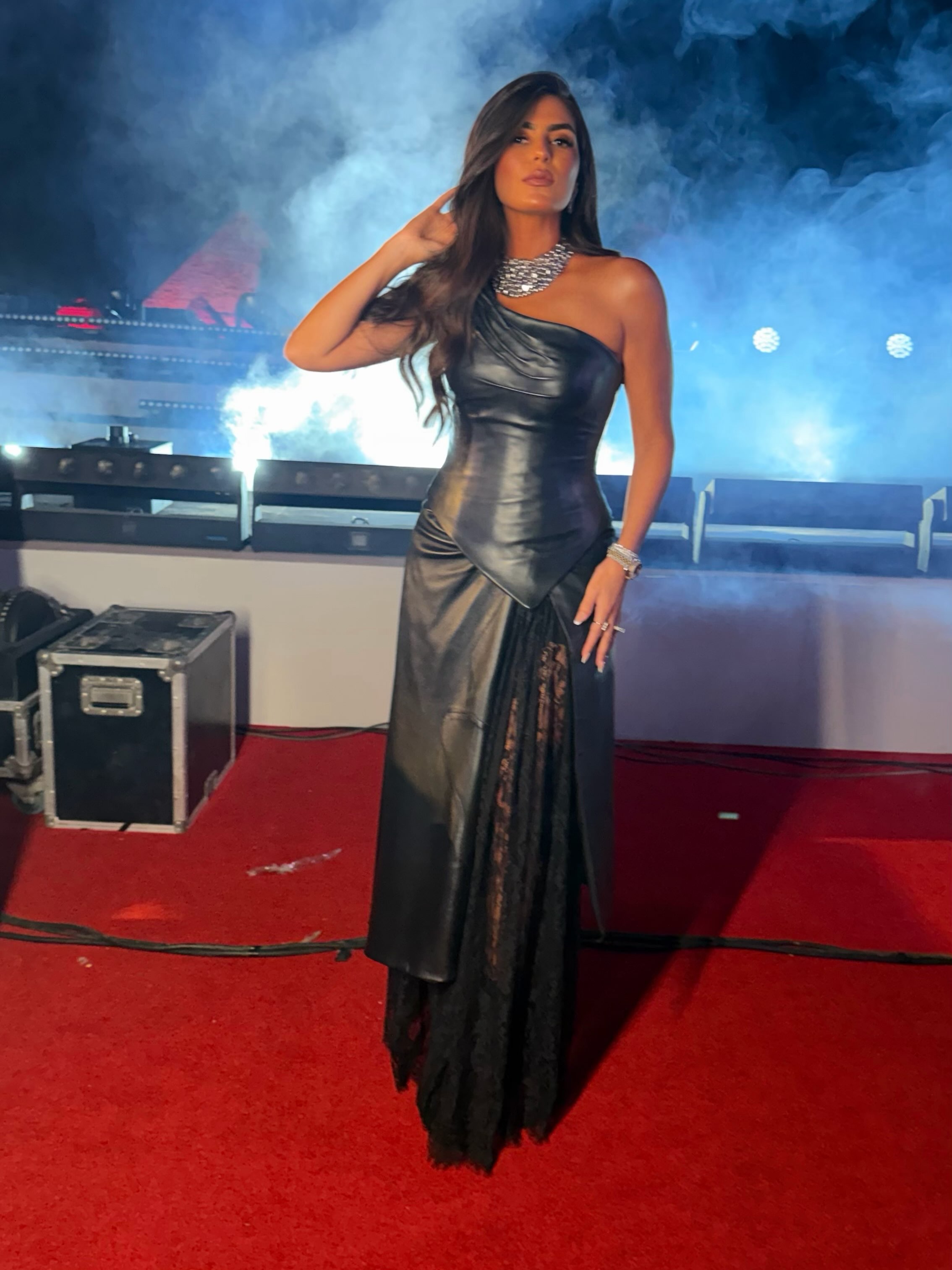 حمل الفستان الأسود الجريء الذي ارتدته رانيا أبو النصر توقيعها الشخصي حمل الفستان الأسود الجريء الذي ارتدته رانيا أبو النصر توقيعها الشخصي