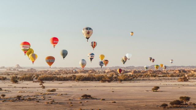 المناطيد تحلّق فوق المشاهد الطبيعية الساحرة في العُلا