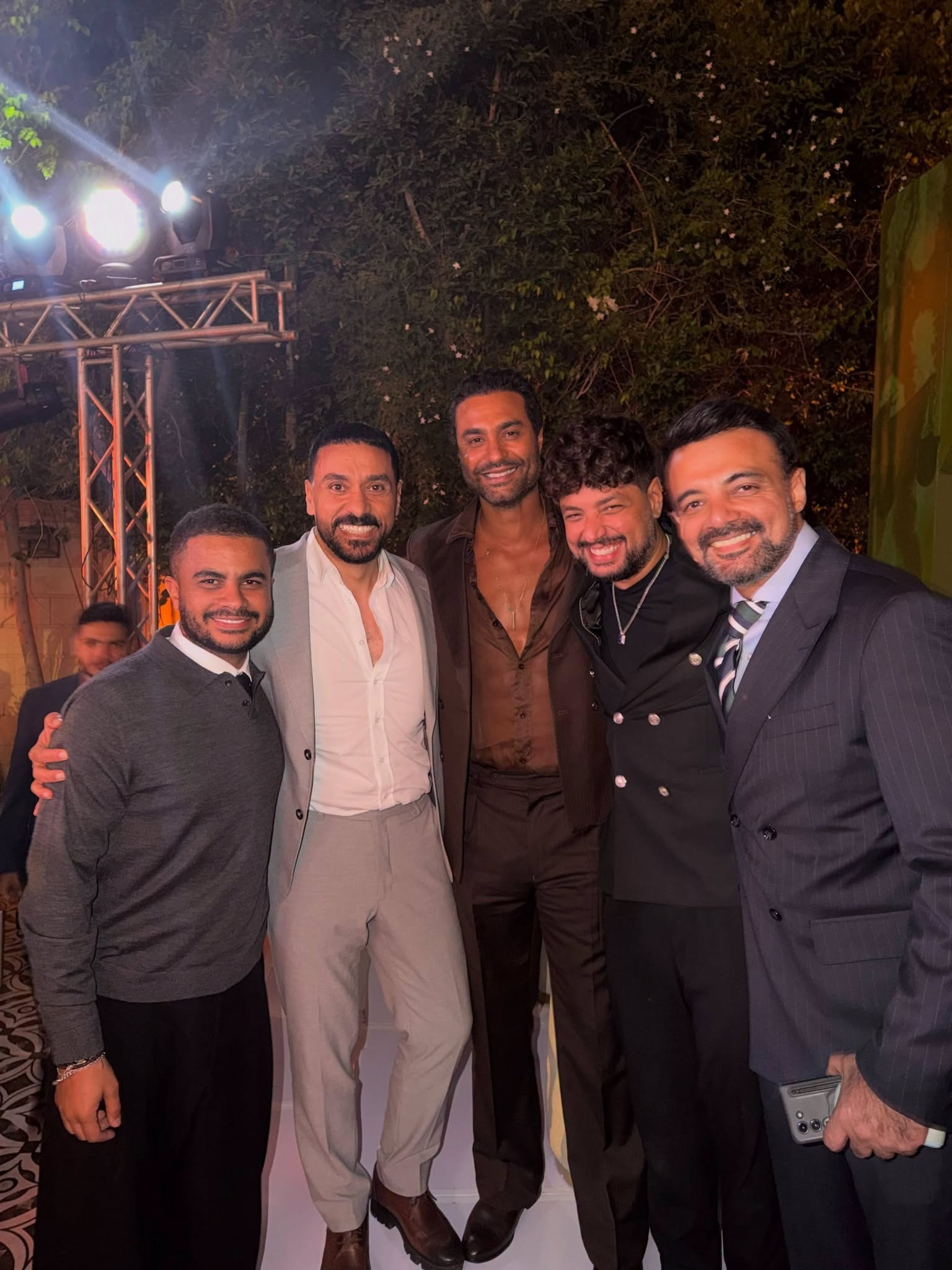 عمرو محمود ياسين مع كريم فهمي وبعض الحضور في حفل خطوبة ابنته