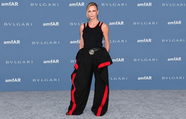  تفاصيل إطلالة تشارليز ثيرون من Givenchy... الأسود والأحمر في تناغم لافت