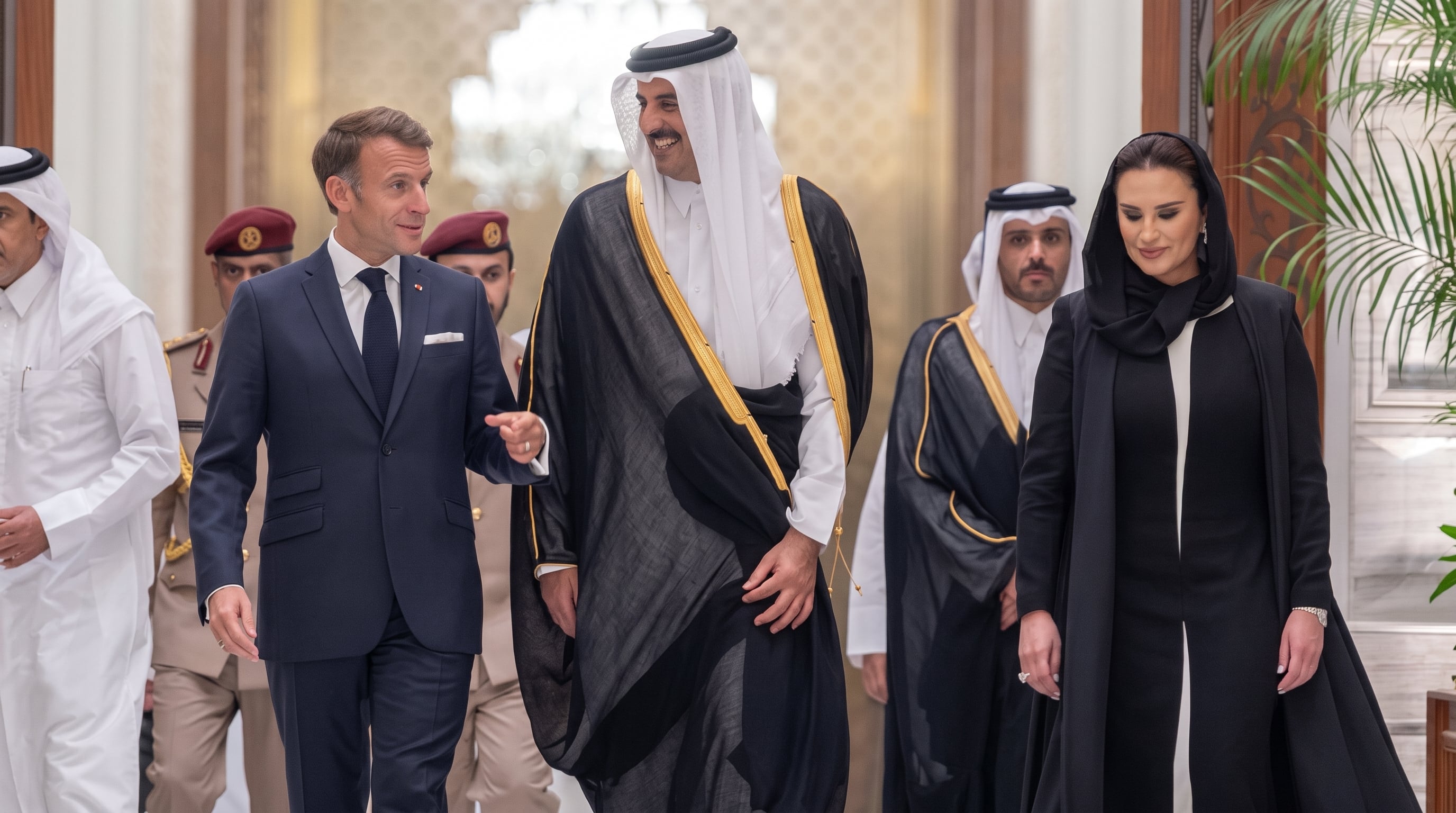 الشيخة جواهر بنت حمد تتألق بعباءة سوداء أنيقة مع تفاصيل بيضاء، تسير برفقة الشيخ تميم بن حمد والرئيس الفرنسي إيمانويل ماكرون خلال مأدبة عشاء رسمية في قصر لوسيل بقطر. الشيخة جواهر بنت حمد تتألق بعباءة سوداء أنيقة مع تفاصيل بيضاء، تسير برفقة الشيخ تميم بن حمد والرئيس الفرنسي إيمانويل ماكرون خلال مأدبة عشاء رسمية في قصر لوسيل بقطر.