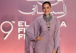  أمينة خليل تروّج لفيلم "حدوتة" مع أحمد حلمي وتثير الجدل بإطلالتها