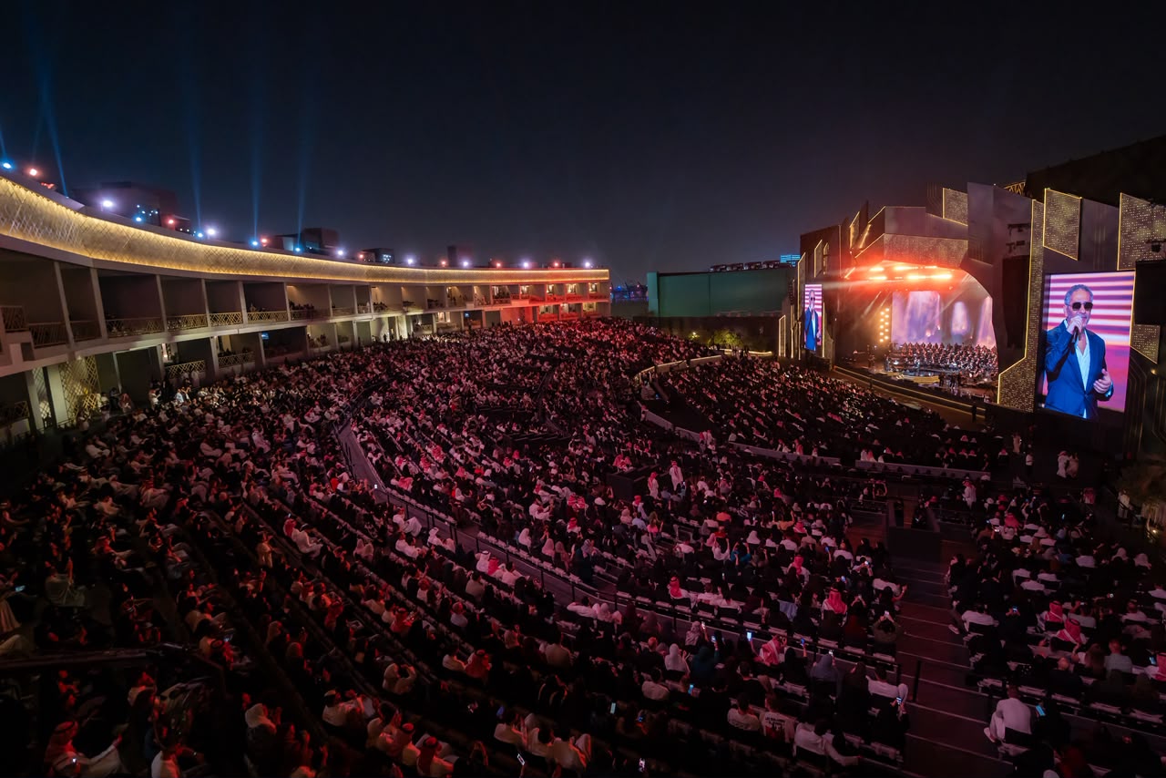 جمهور حفل فضل شاكر في الرياض (لها) جمهور حفل فضل شاكر في الرياض (لها)
