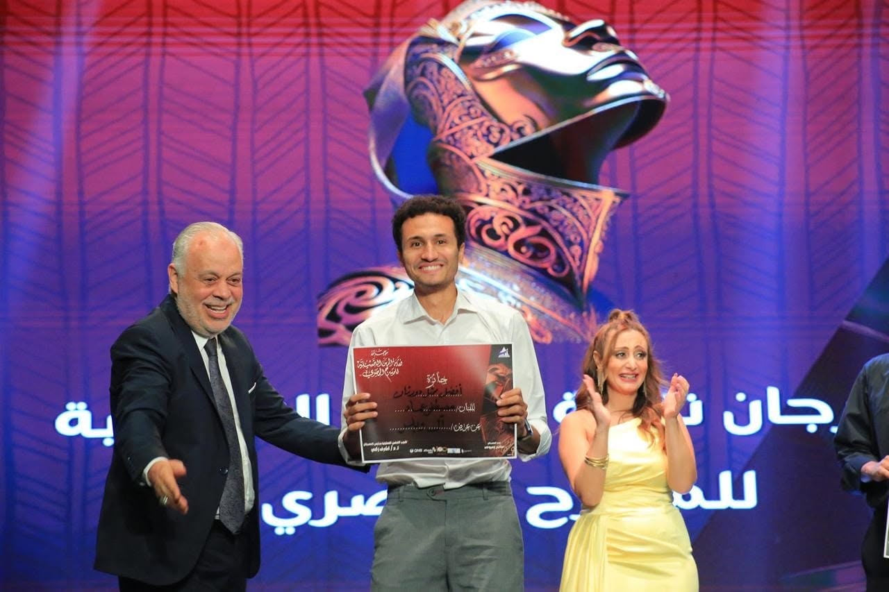 مصطفى عماد يتلقى تكريمه من أشرف زكي