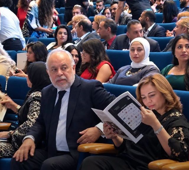 عائشة الكيلاني تظهر بعد غياب والجمهور يتفاعل مع رقصها وحركاتها الغريبة (فيديو)