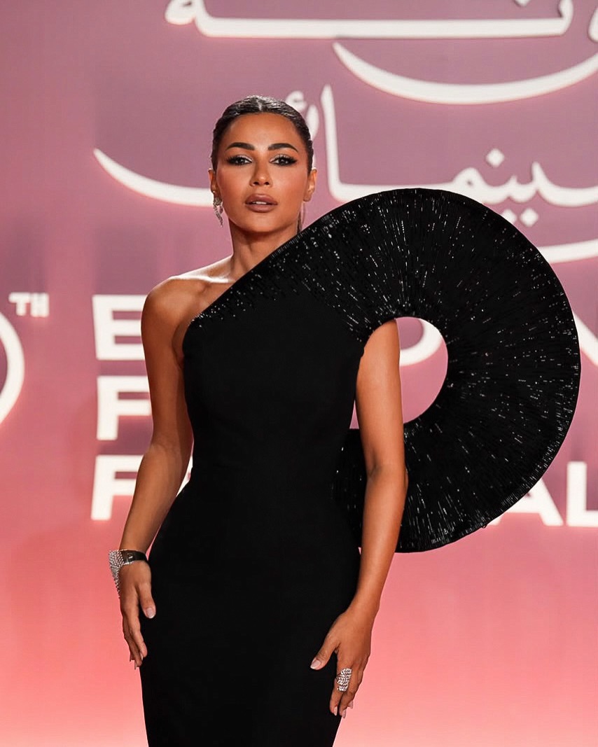التفاصيل اللامعة تمنح فستان مهيرة عبد العزيز طابعاً دراماتيكياً التفاصيل اللامعة تمنح فستان مهيرة عبد العزيز طابعاً دراماتيكياً