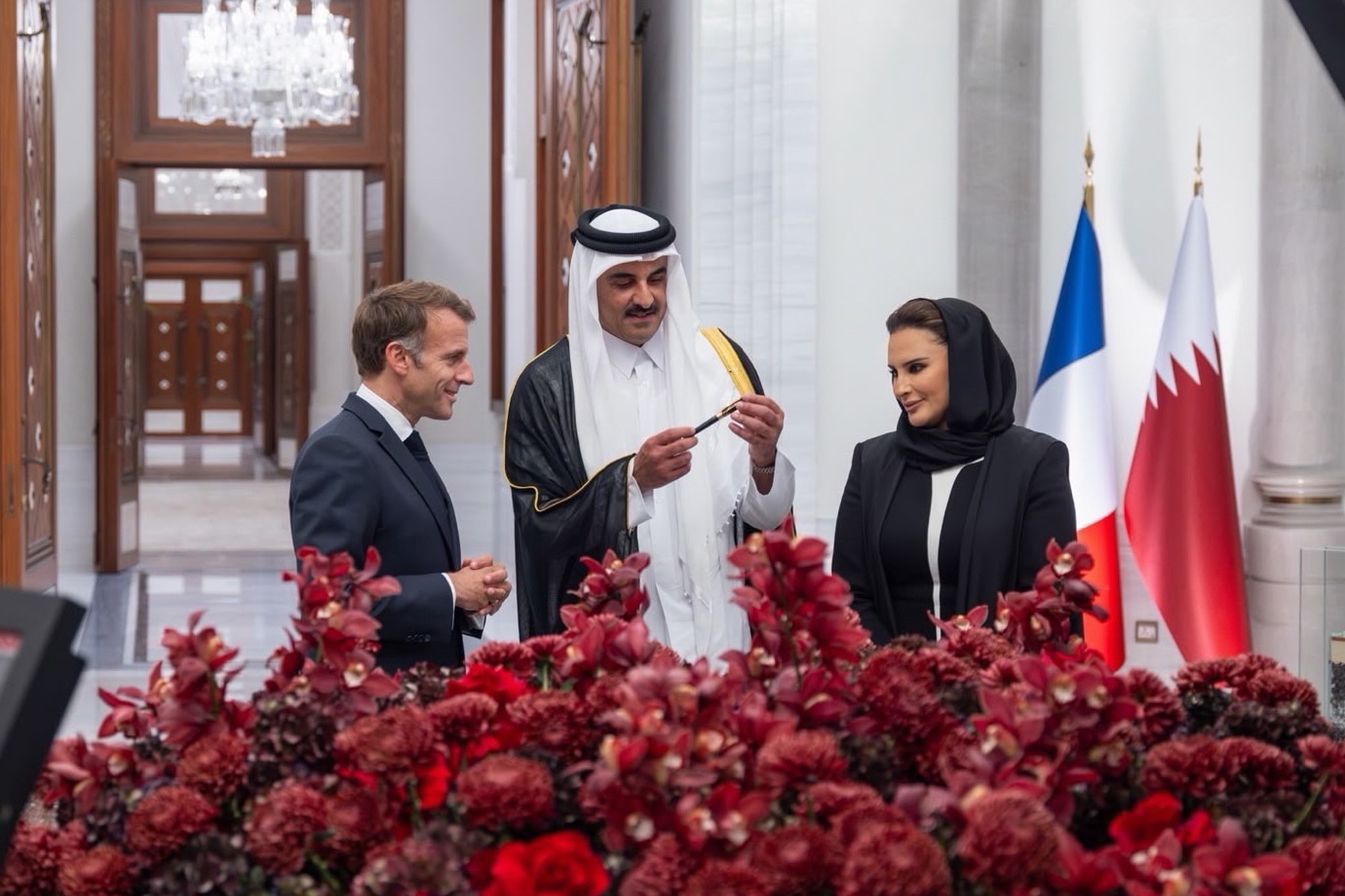 الشيخة جواهر بنت حمد مع الأمير تميم والرئيس الفرنسي إيمانويل ماكرون. الشيخة جواهر بنت حمد مع الأمير تميم والرئيس الفرنسي إيمانويل ماكرون.