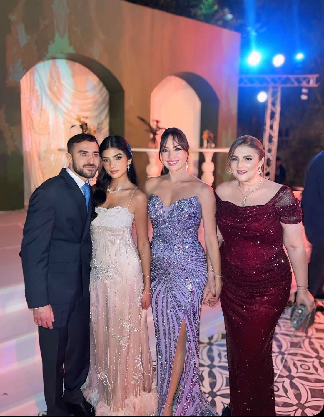 نيرمين الفقي ورانيا محمود ياسين مع العروسين