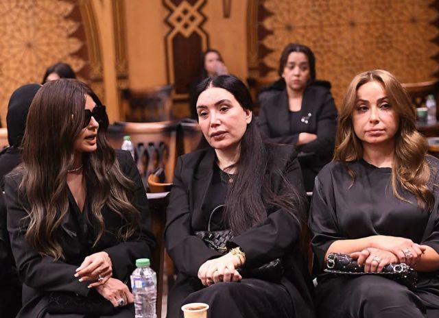 عبير صبري وإنجي المقدم في عزاء شقيقة هالة سرحان
