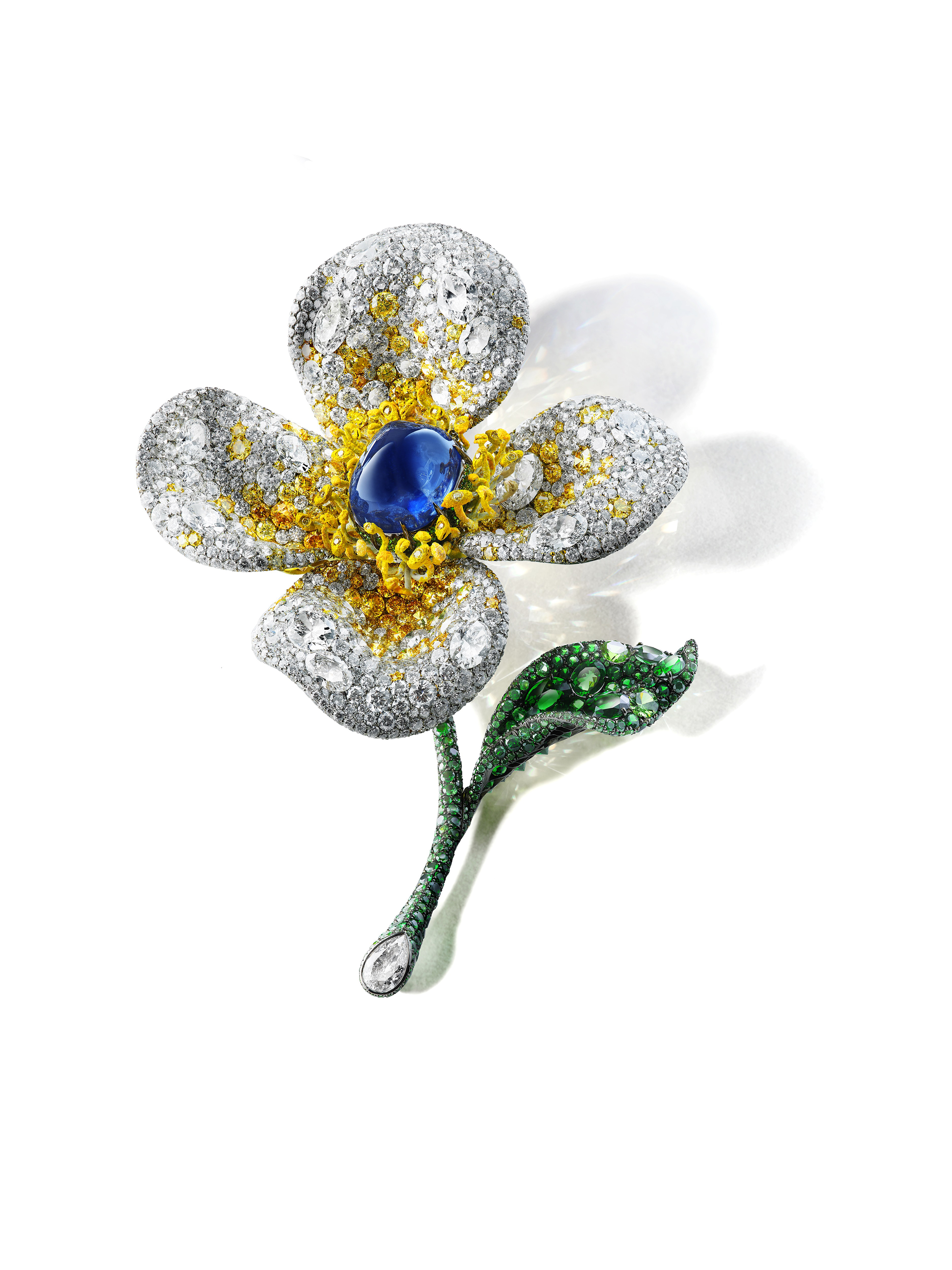 بروش Sapphire Flora من مجموعة White Label من دار CINDY CHAO بروش Sapphire Flora من مجموعة White Label من دار CINDY CHAO