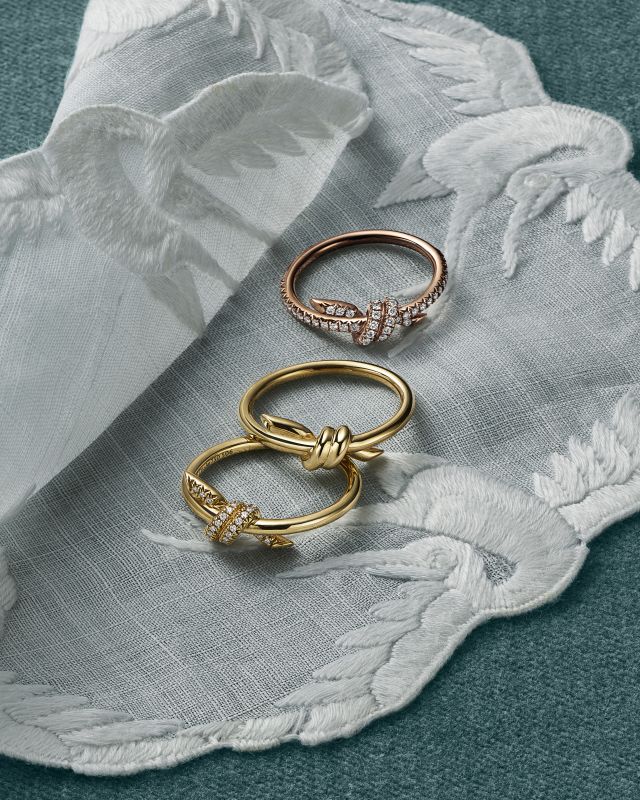 مجوهرات من مجموعة Tiffany Knot بالذهب الوردي ضمن حملة الأعياد لعام 2026