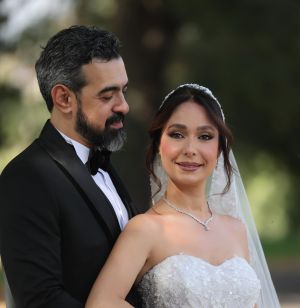 رنا كرم تحتفل بزفافها في أجواء بسيطة: فستان بتفاصيل مميزة وصور رومانسية
