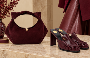 ثالوث الأناقة في خريف وشتاء 2027:  Winter Mules والـ Suede Bags والبرغندي