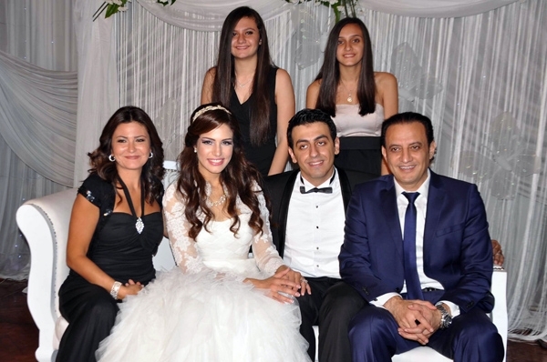 طارق وزوجته دينا رامز وبناتهما مع العروسين 