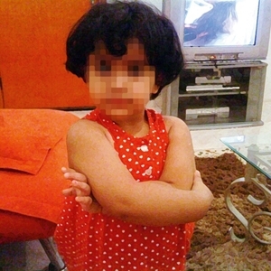 أم تعذب ولديها والأب يقف عاجزاً