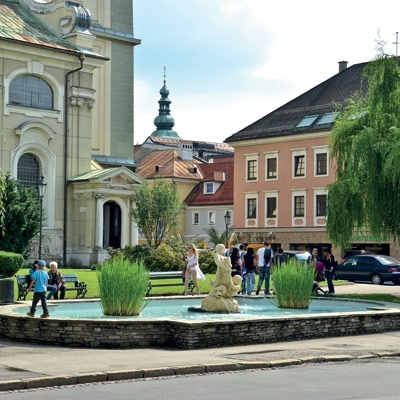 وَوْرْث البحيرة التي يتحلّق حولها...