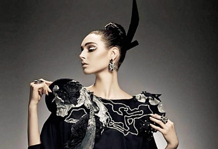 كريستال Swarovski يعشق العباءات