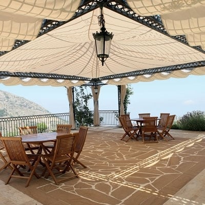 قصر عريق في قلب الجبل 