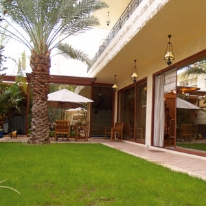 الكلاسيكية الفاخرة تقيم في منزل آل رزقو