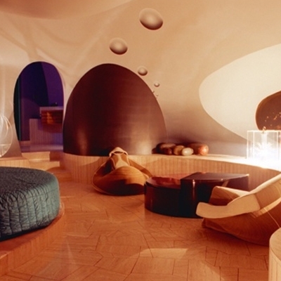 «قصر الفقاعات» لبيار كاردان 