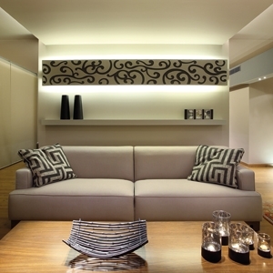 شقّة بحريّة معلّقة بين زرقتين