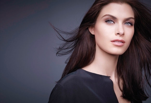 إطلالة مفعمة بألوان بلا حدود مجموعة  Graphic Expression من Clarins