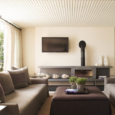 كيلي هوبان على ضفاف بحيرة