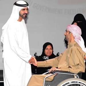 لم تمنعه إصابته من الفوز بجائزة دبي للأداء الحكومي المتميّز