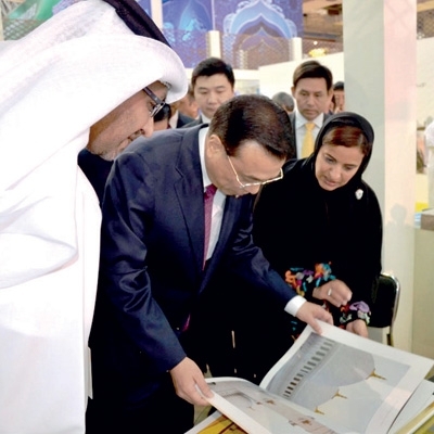 الشيخة لبنى القاسمي تفتتح جناح الإمارات