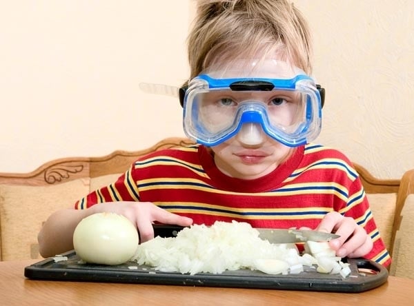 ماما لماذا نبكي عندما نقطّع البصل؟