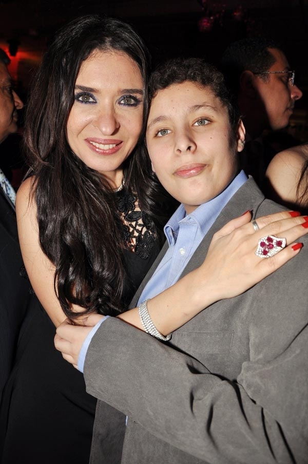 الفنانة دينا وابنها علي