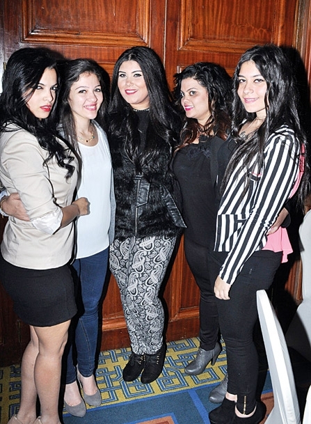 طالبات الجامعة وفرحة بالتخرج