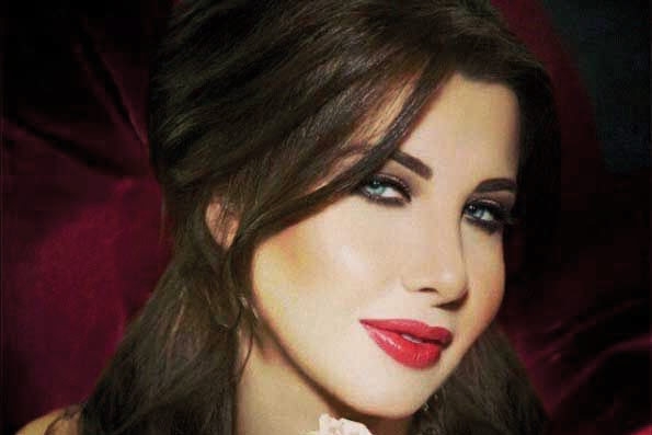 الشفاه: الأحمر الكرزي نانسي عجرم