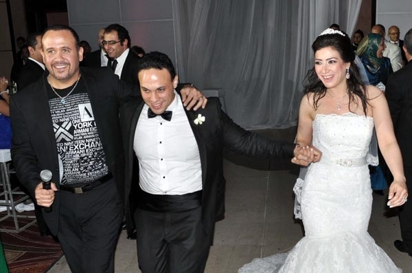 غناء هشام عباس للعروسين