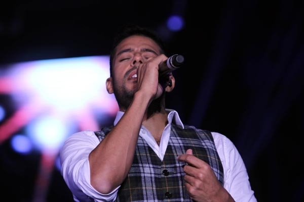 اثناء فقرته الغنائية