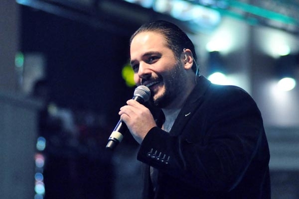 رامي اثناء فقرته الغنائية