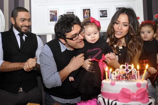 تامر يشارك وليد وزوجته إطفاء الشمع