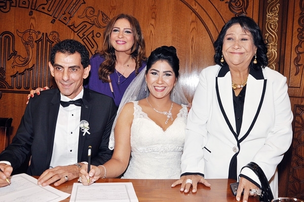 نهلة سلامة مع شقيقتها وعريسها<br />