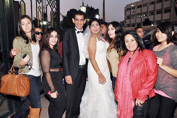 العروسان مع الأصدقاء<br />