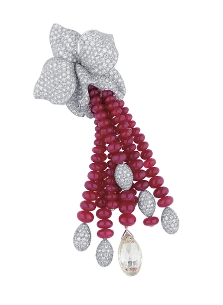 فوران الأحمر: بروش من Cartier