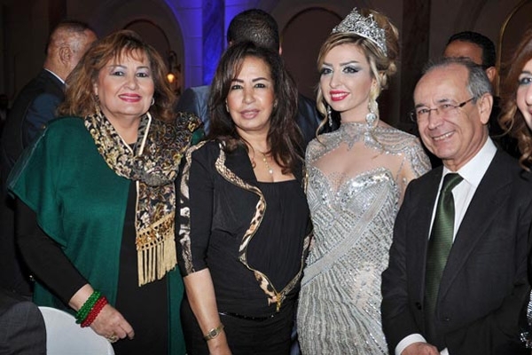 الفتاة الفائزة باللقب وسط بعض الحضور