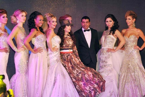 تتوسط العارضات