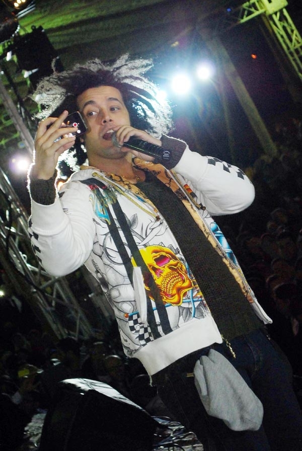 عبدالفتاح الجريني يصور نفسه مع جمهوره في الحفلة