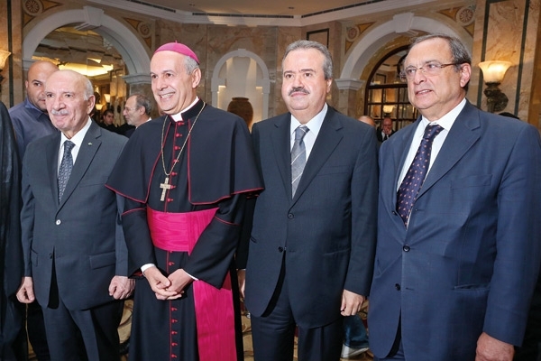 انطوان حبيب والنائب ياسين جابر والسفير البابوي والرئيس حسين الحسيني