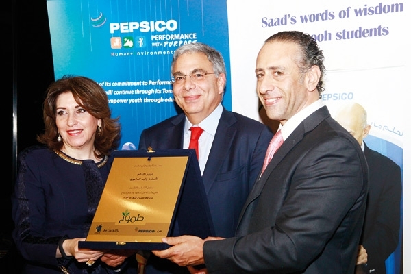 الوزير وليد الداعوق يتسلم درعاً تقديرية<br />