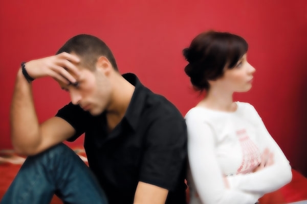 ماذا تفعل هذه الزوجة؟ 'طلّقني سراً وأنكر علناً'