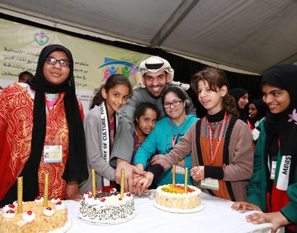 حسين الجسمي يزور أطفال مخيم الأمل في الشارقة 