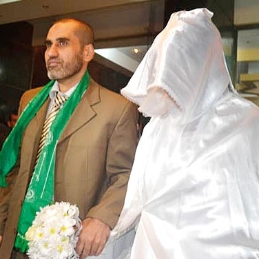 انتظرته خطيبته أكثر من 18 عاما لكي يتزوجا