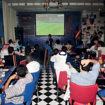 قرار منع التدخين يثير تحفّظات شباب المجتمع السعودي...