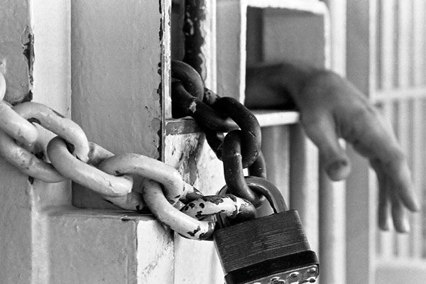 يواجهن سجناً أكبر هو نظرة المجتمع  قصص سجينات سابقات